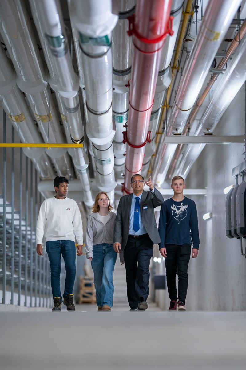 Students in the Faculty of Engineering and Applied Science walk through a nuclear energy lab.