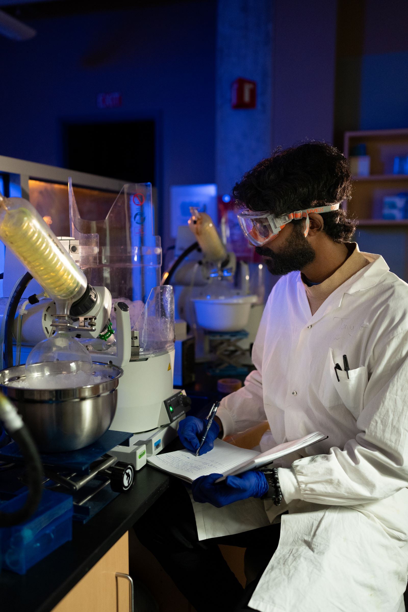 Student working in a science lab in the Faculty of Science.