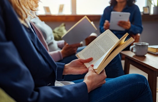 3 people reading books
