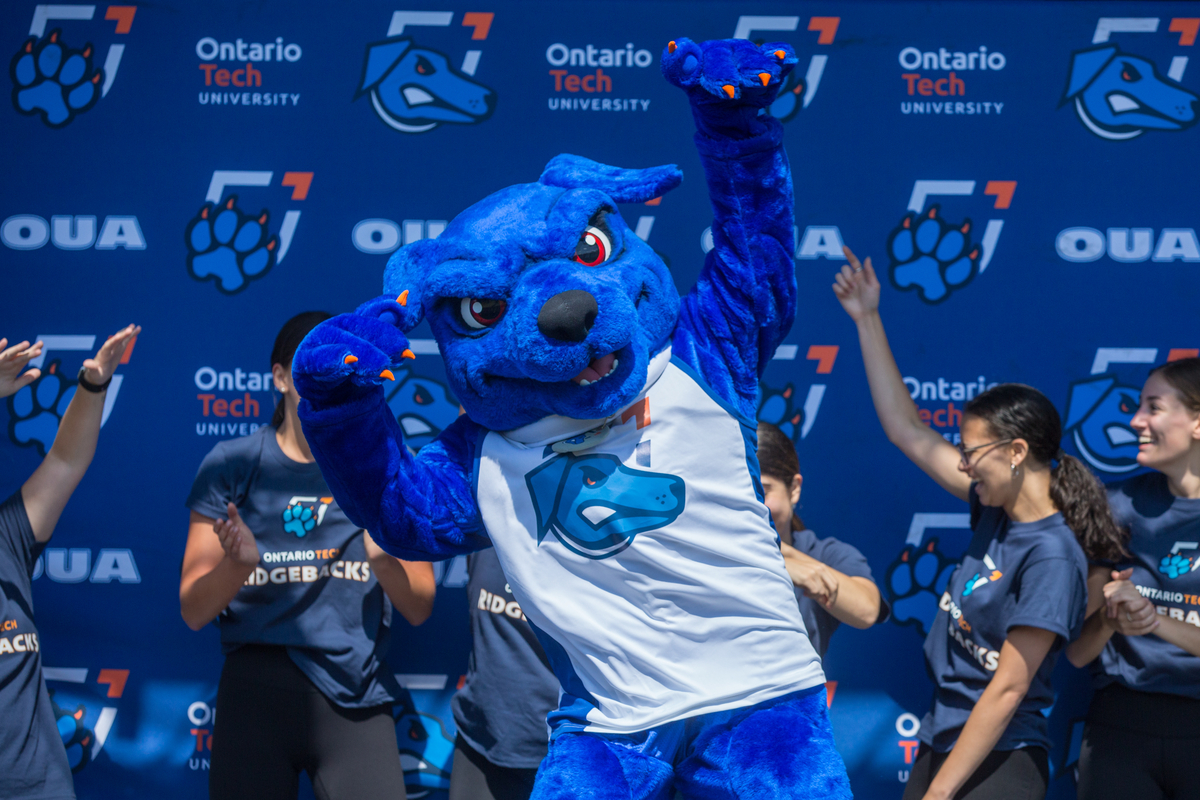 Mascot Hunter dancing