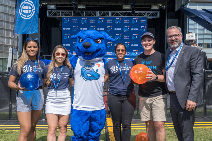 President Steven Murphy with Hunter the Ridgeback and members of the 鶹ý Student Union team.
