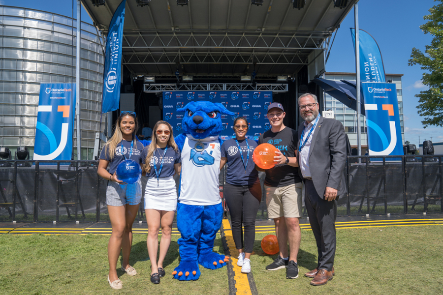 President Steven Murphy with Hunter the Ridgeback and members of the 鶹ý Student Union team.