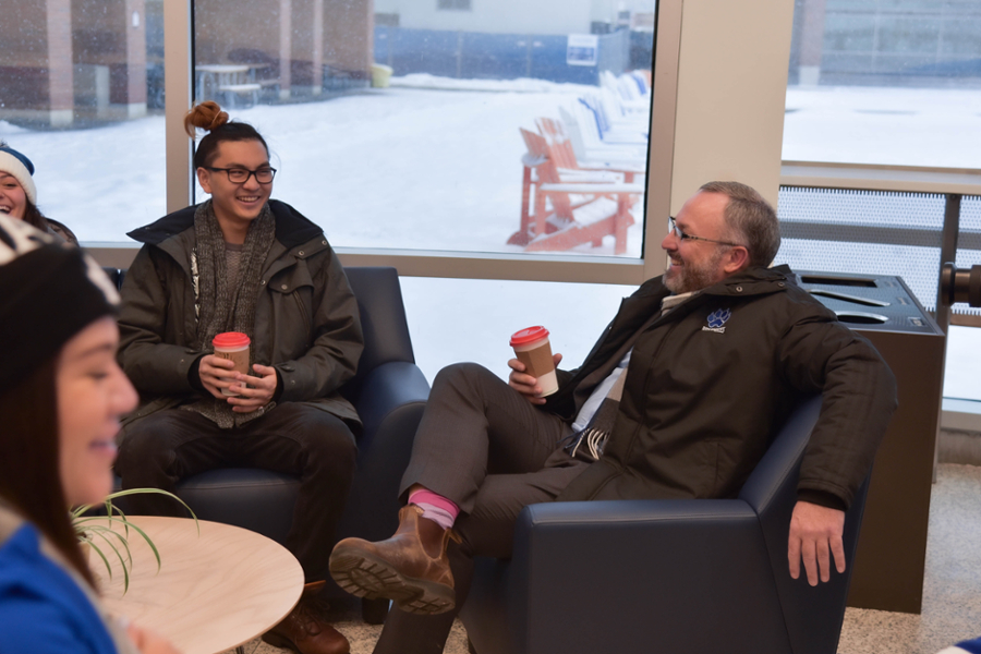 President Steven Murphy with 鶹ý University students.