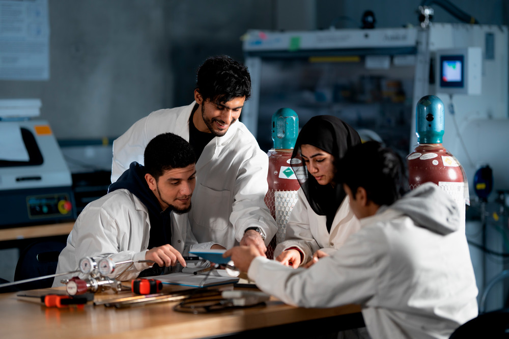 Students in lab working as a group. 