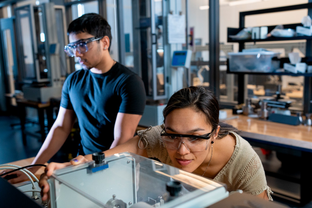 Students in teaching lab. 