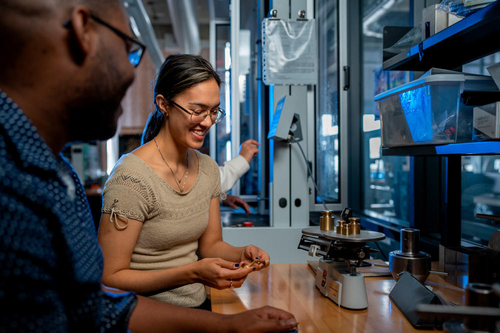 Students working in the lab. 