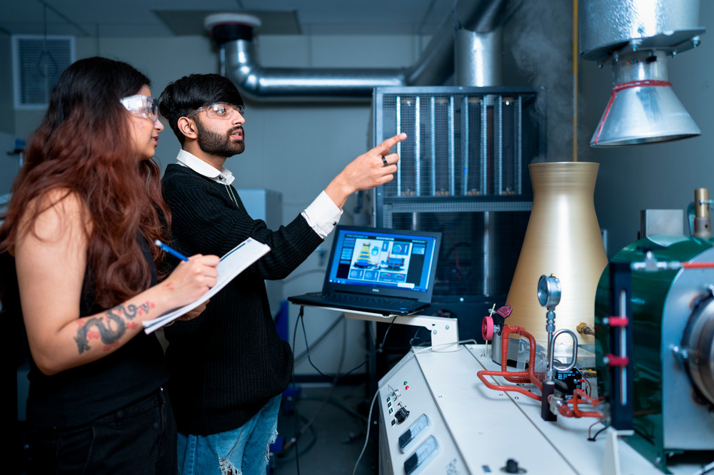 Students in teaching lab.