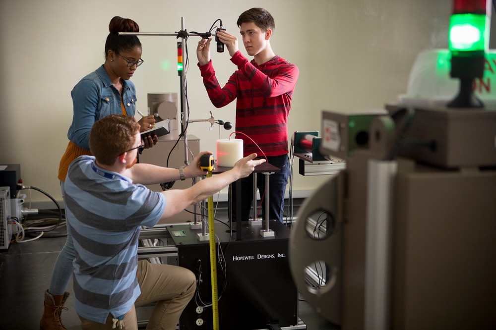 Students in phsyics lab