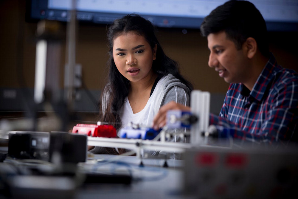 Students in phsyics lab