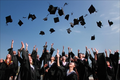 grads throwing caps